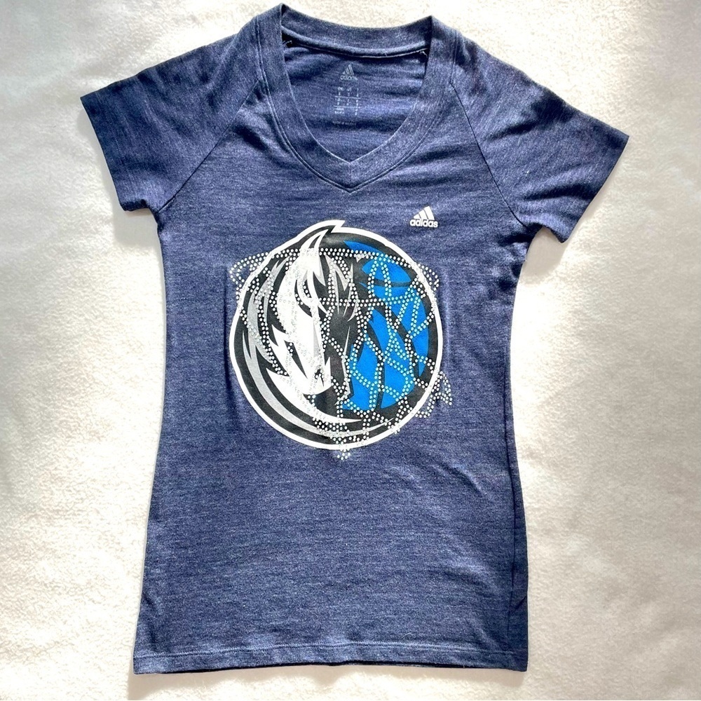 Adidas women’s short sleeve V-neck Dallas Mavericks basketball T-shirt blingy‌‍‍